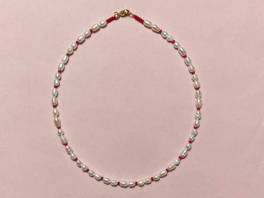 Kleine parels met donker rode kralen