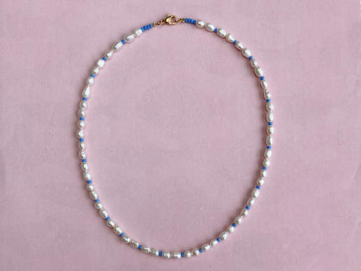 Kleine parels met blauwe kralen